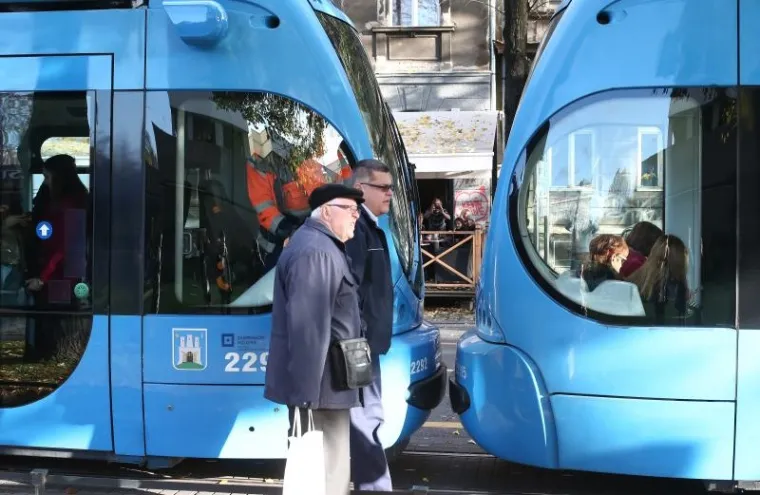 GRAĐANI I ZETOVCI UDRUŽILI SNAGE: Zajedno gurali pokvareni tramvaj po Savskoj ulici