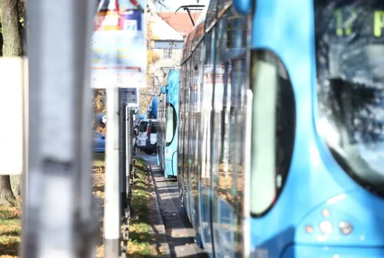 GRAĐANI I ZETOVCI UDRUŽILI SNAGE: Zajedno gurali pokvareni tramvaj po Savskoj ulici