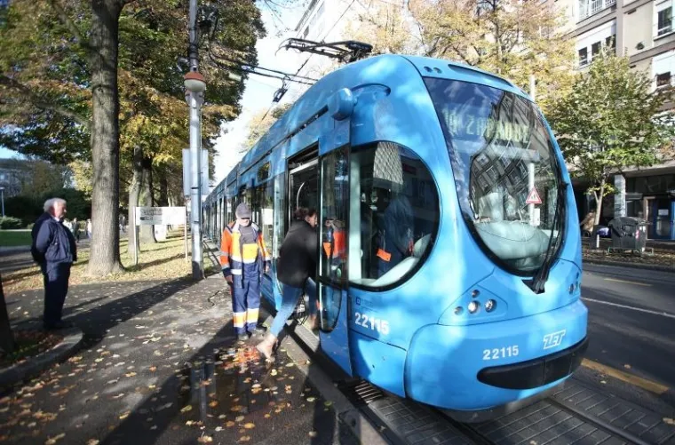 GRAĐANI I ZETOVCI UDRUŽILI SNAGE: Zajedno gurali pokvareni tramvaj po Savskoj ulici