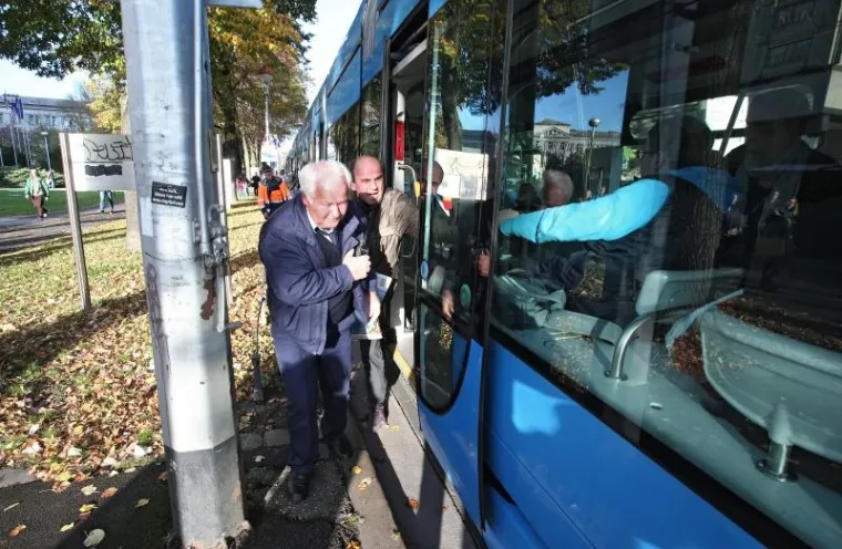 Radi kvara tramvaja u Savskoj ulici serviseri ZET-a sve su učinili ne bi li se kvar otklonio. Tako su s jednim tramvajem poku&scaron;ali gurati drugi a nakon &scaron;to ni to nije uspjelo tramvaj je proradio tek kada su serviserima i vozačima građani pomogli pogurati tramvaj.