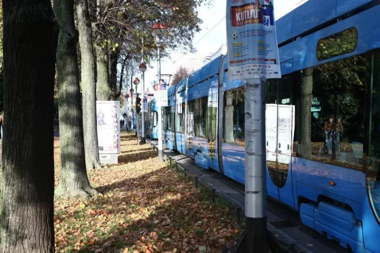 GRAĐANI I ZETOVCI UDRUŽILI SNAGE: Zajedno gurali pokvareni tramvaj po Savskoj ulici