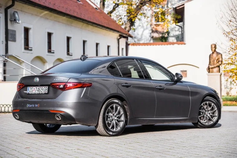 Jednostavno, Giulia je mamac za poglede. Ljubitelji Talijana je gledaju čeznutljivo, ljubitelji Nijemaca ljutito, a ljubitelji Japanaca začuđeno.