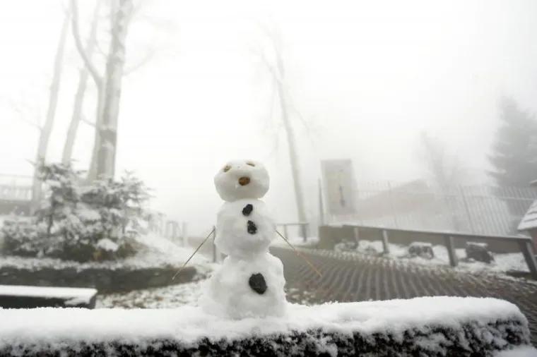 Snijeg od ranog jutra pada na Sljemenu, a vrh Medvednice zabijelio je snježni pokrivač.
