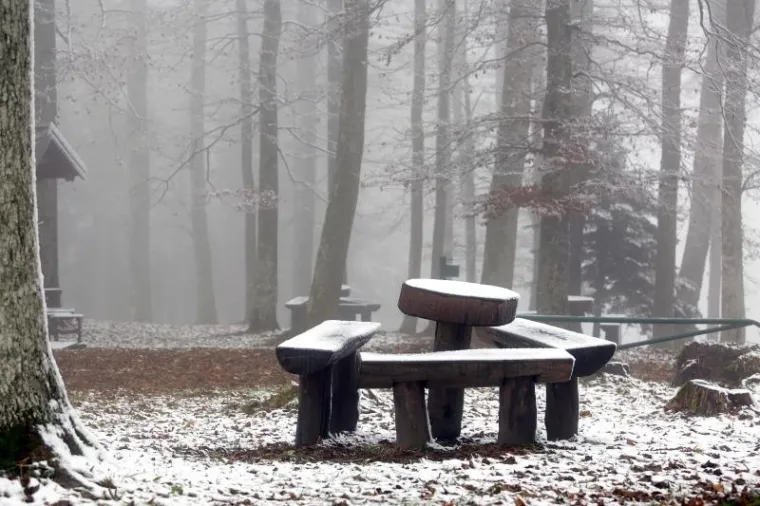 Snijeg od ranog jutra pada na Sljemenu, a vrh Medvednice zabijelio je snježni pokrivač.