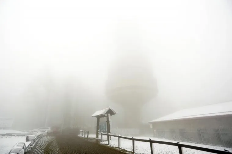 Snijeg od ranog jutra pada na Sljemenu, a vrh Medvednice zabijelio je snježni pokrivač.