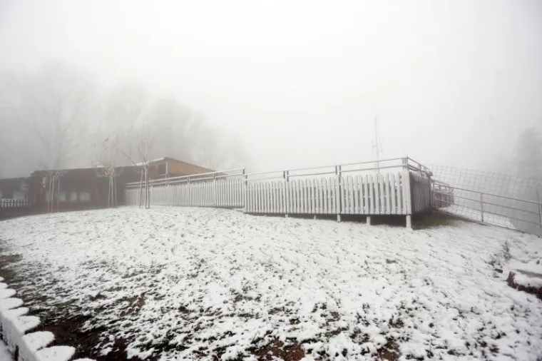 Snijeg od ranog jutra pada na Sljemenu, a vrh Medvednice zabijelio je snježni pokrivač.