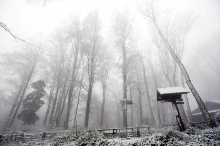 Snijeg od ranog jutra pada na Sljemenu, a vrh Medvednice zabijelio je snježni pokrivač.
