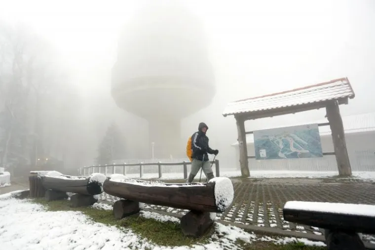 Snijeg od ranog jutra pada na Sljemenu, a vrh Medvednice zabijelio je snježni pokrivač.