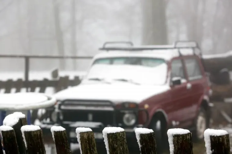 Snijeg od ranog jutra pada na Sljemenu, a vrh Medvednice zabijelio je snježni pokrivač.