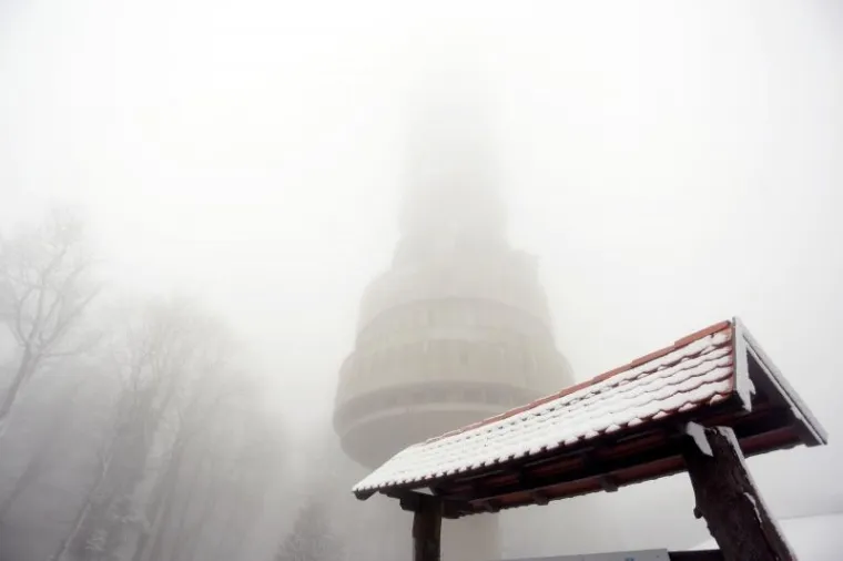 Snijeg od ranog jutra pada na Sljemenu, a vrh Medvednice zabijelio je snježni pokrivač.