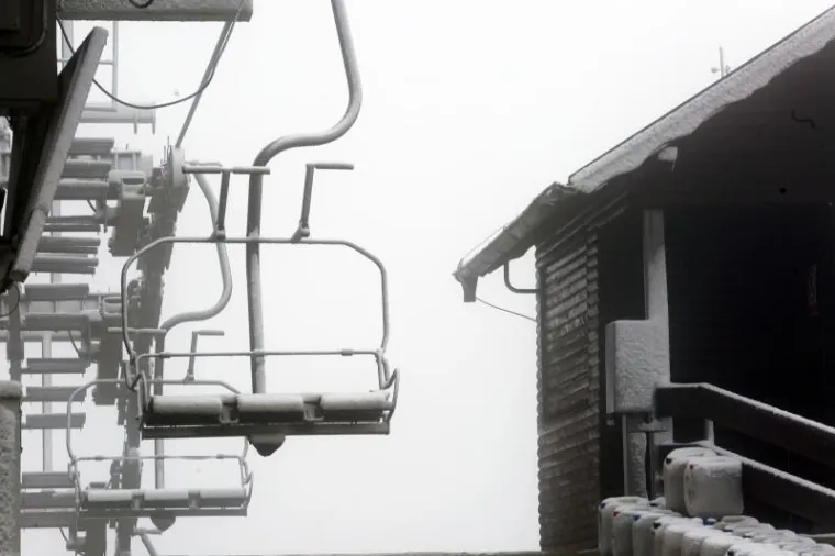 Snijeg od ranog jutra pada na Sljemenu, a vrh Medvednice zabijelio je snježni pokrivač.