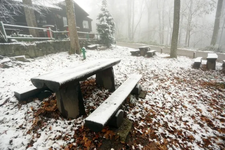 Snijeg od ranog jutra pada na Sljemenu, a vrh Medvednice zabijelio je snježni pokrivač.