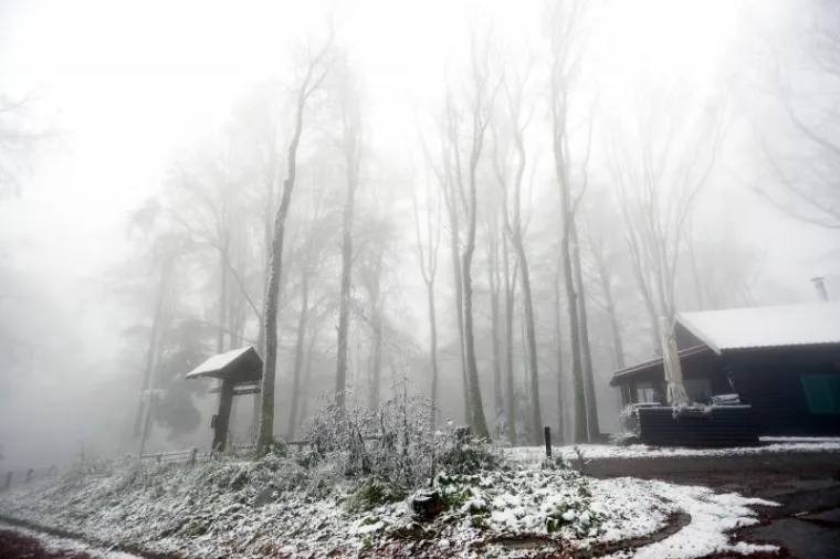 Snijeg od ranog jutra pada na Sljemenu, a vrh Medvednice zabijelio je snježni pokrivač.