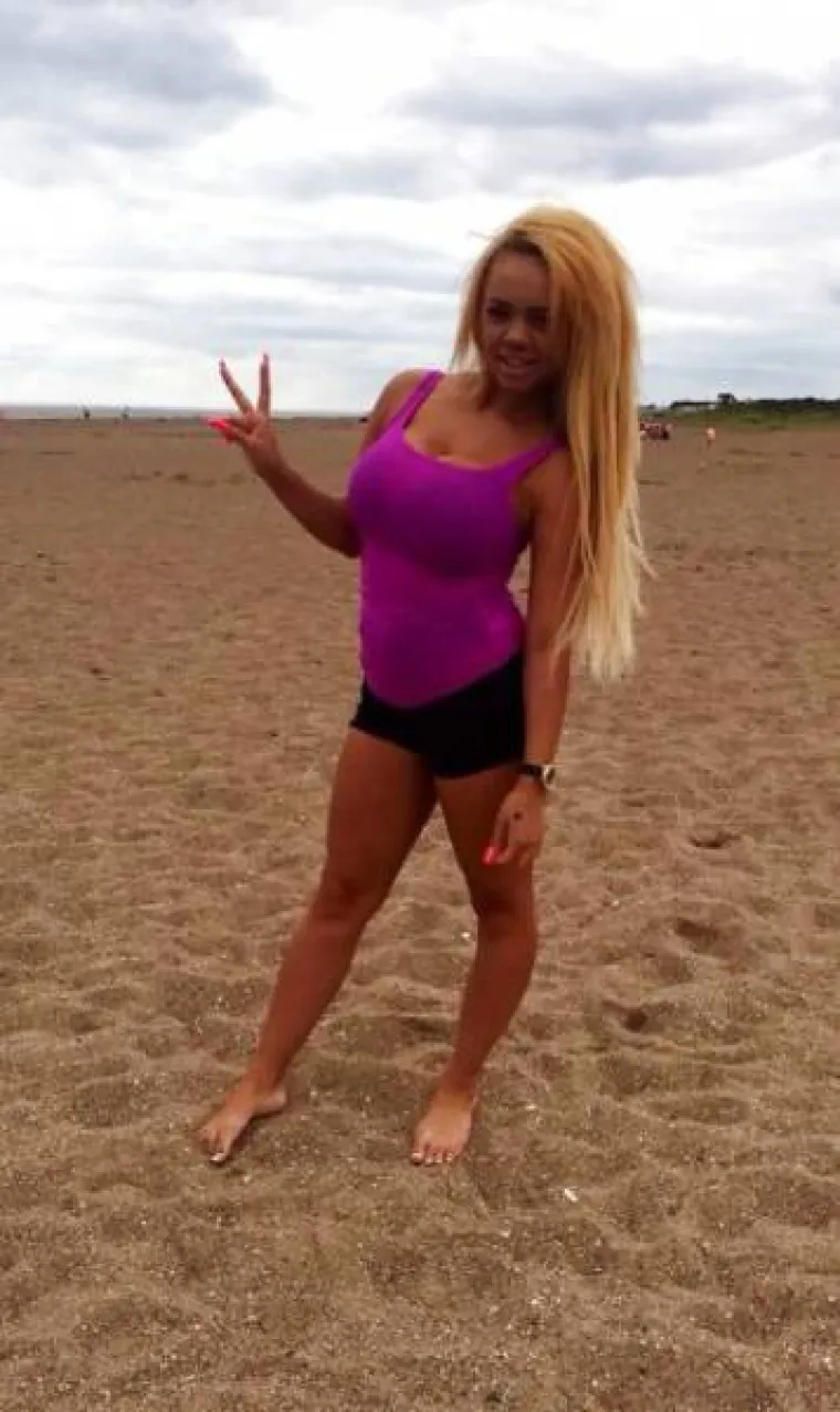 Kayla Morris je Britanka opsjednuta plastičnim operacijama. Ona je živući dokaz da s malo mašte i puno novaca svatko može izgledati kao jeziva spodoba. Kako je 20-godišnja Kaly odlučila utrošiti svoje vrijeme i novac, pogledajte u galeriji.