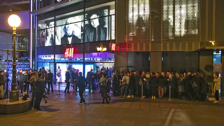 Mnoštvo ljudi okupilo se ispred H&amp;M trgovine na Cvjetnom trgu