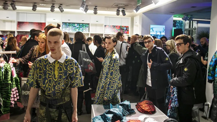 Kolekcija obiluje jarkim printovima, ženstvenim detaljima i razigranim siluetama