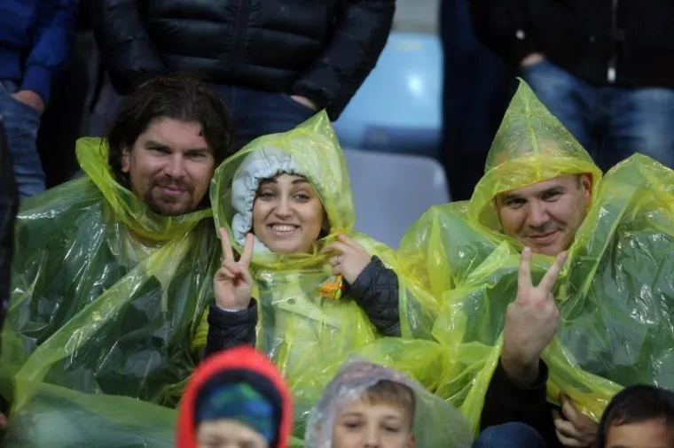 POGLEDAJTE ATMOSFERU: Ki&scaron;a je neumoljiva na Rujevici, ali akcija na tribinama i na travnjaku ne staje