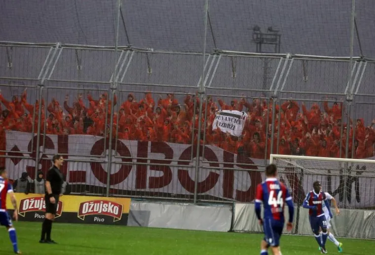 POGLEDAJTE ATMOSFERU: Ki&scaron;a je neumoljiva na Rujevici, ali akcija na tribinama i na travnjaku ne staje