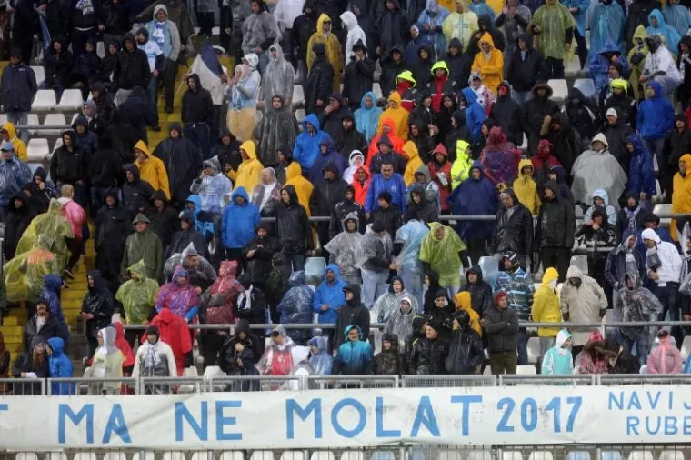 Ki&scaron;a koja neumoljivo natapa Rujevicu ne smeta raspjevanim navijačima.