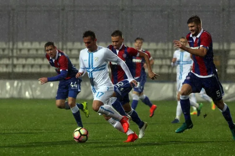 POGLEDAJTE ATMOSFERU: Ki&scaron;a je neumoljiva na Rujevici, ali akcija na tribinama i na travnjaku ne staje