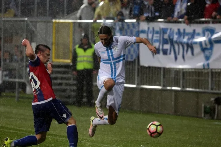 POGLEDAJTE ATMOSFERU: Ki&scaron;a je neumoljiva na Rujevici, ali akcija na tribinama i na travnjaku ne staje