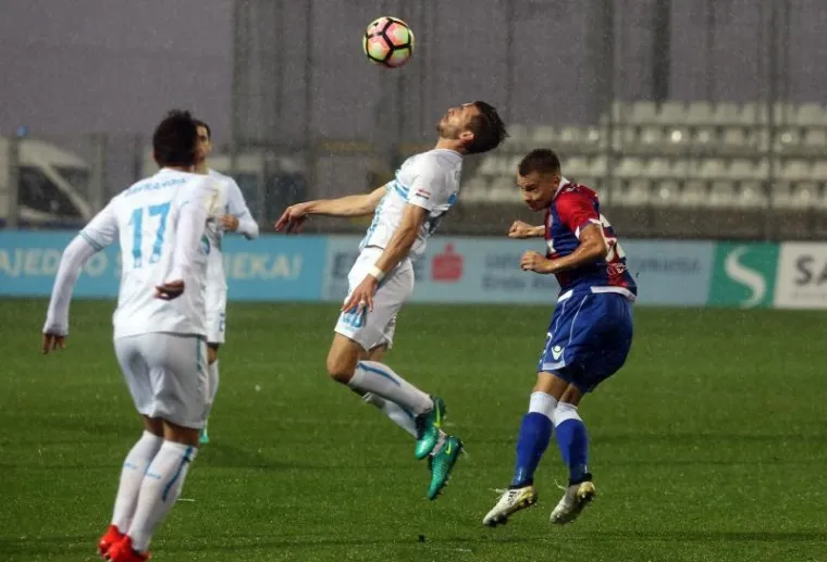 POGLEDAJTE ATMOSFERU: Ki&scaron;a je neumoljiva na Rujevici, ali akcija na tribinama i na travnjaku ne staje