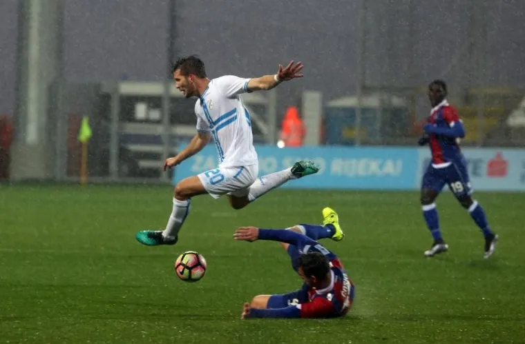 POGLEDAJTE ATMOSFERU: Ki&scaron;a je neumoljiva na Rujevici, ali akcija na tribinama i na travnjaku ne staje