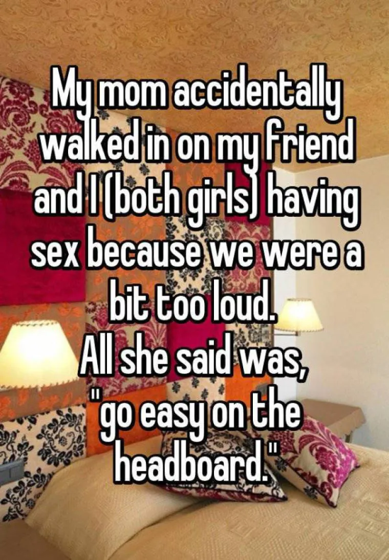 Mama me uhvatila kako se seksam s drugom curom. Bile smo malo preglasne, a rekla nam je samo da pazimo da ne potrgamo krevet.
