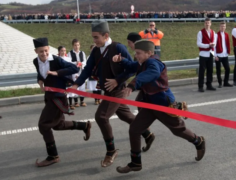 Izgradnja je ko&scaron;tala 308 milijuna eura od čega je 300 milijuna eura kredit Azerbajdžana čija je tvrtka Azvirt bila glavni izvođač radova.