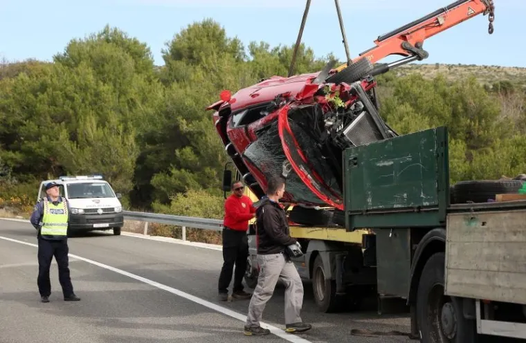 Sletio autom u provaliju, pa sam izašao iz smrskanog vozila