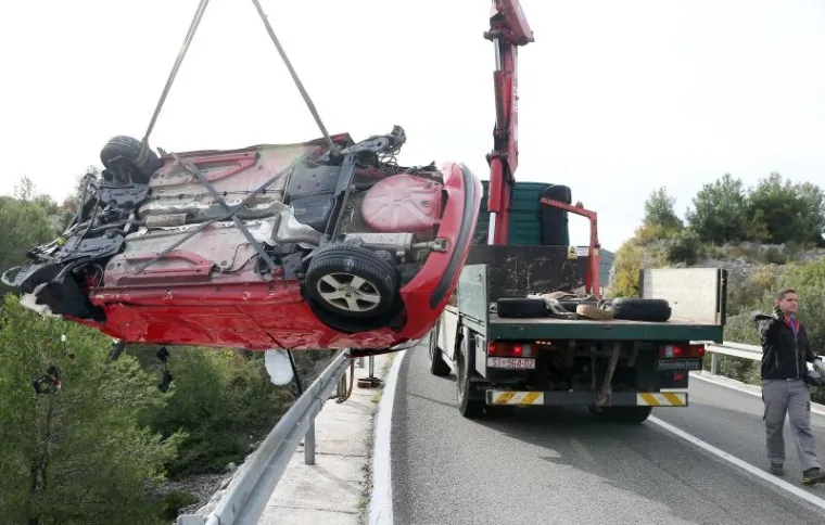 Sletio autom u provaliju, pa sam izašao iz smrskanog vozila