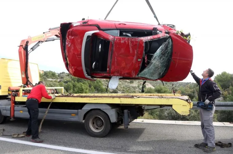 Sletio autom u provaliju, pa sam izašao iz smrskanog vozila