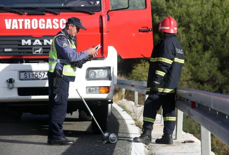 Sletio autom u provaliju, pa sam izašao iz smrskanog vozila