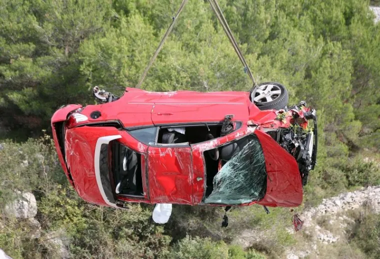 Sletio autom u provaliju, pa sam izašao iz smrskanog vozila