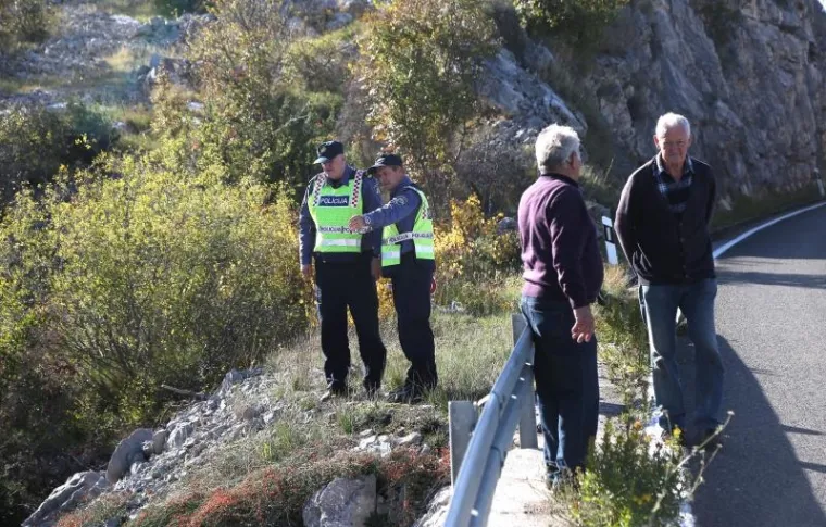 Sletio autom u provaliju, pa sam izašao iz smrskanog vozila