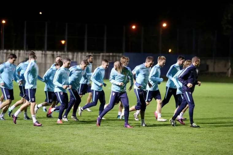 Trening nije bio započeo u ranije predviđenih 16 i 30, nego u 17 sati.