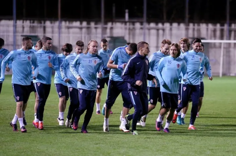 Hrvatska nogometna reprezentacija u utorak poslijepodne odradila je novi trening uoči susreta protiv Islanda u kvalifikacijama za SP u Rusiji 2018. godine i prijateljskog protiv Sj. Irske u Belfastu.
