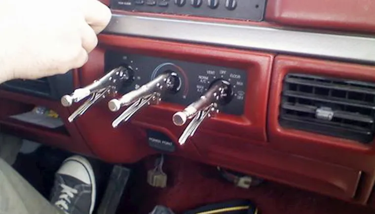 POKUŠAJ POPRAVKA ILI UBOJSTVA? Sami servisirali auto i krenuli u avanturu života