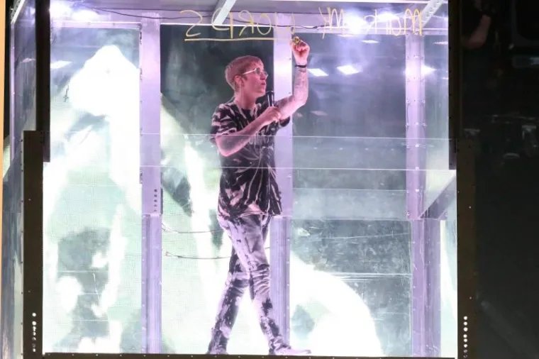 NEVIĐENI SPEKTAKL U ARENI: Bieber 'zapalio' prepunu dvoranu, obožavatelji u transu