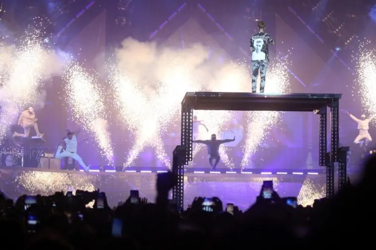 NEVIĐENI SPEKTAKL U ARENI: Bieber 'zapalio' prepunu dvoranu, obožavatelji u transu