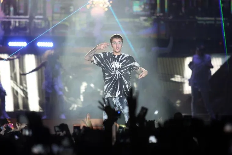 NEVIĐENI SPEKTAKL U ARENI: Bieber 'zapalio' prepunu dvoranu, obožavatelji u transu