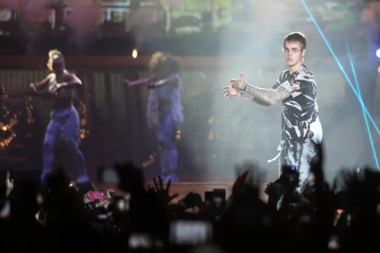 NEVIĐENI SPEKTAKL U ARENI: Bieber 'zapalio' prepunu dvoranu, obožavatelji u transu