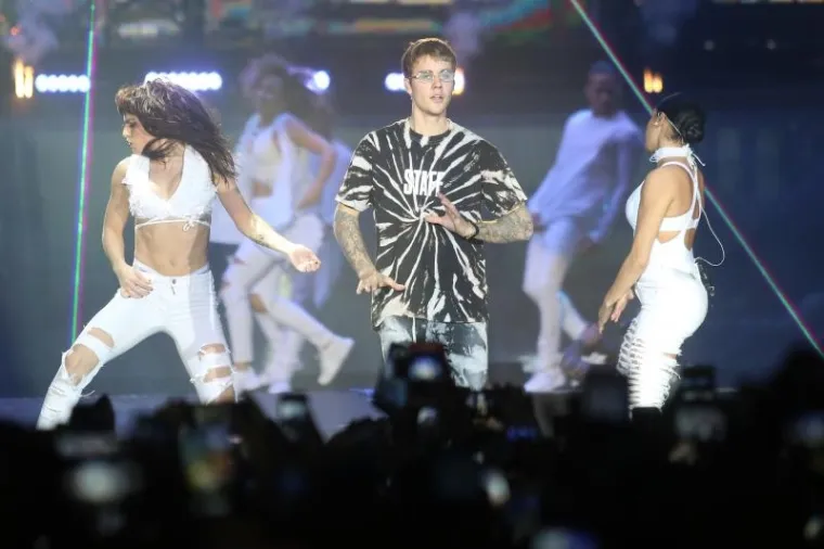 NEVIĐENI SPEKTAKL U ARENI: Bieber 'zapalio' prepunu dvoranu, obožavatelji u transu