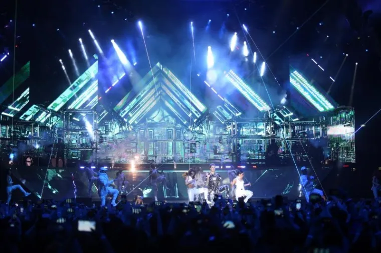 NEVIĐENI SPEKTAKL U ARENI: Bieber 'zapalio' prepunu dvoranu, obožavatelji u transu