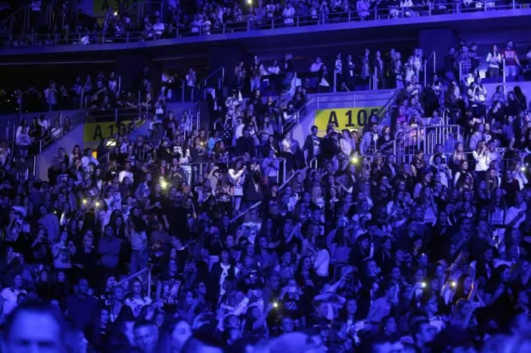 NEVIĐENI SPEKTAKL U ARENI: Bieber 'zapalio' prepunu dvoranu, obožavatelji u transu