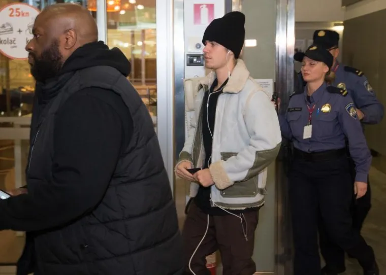 Justin Bieber sletio je u zračnu luku u Zagrebu, nekoliko sati prije održavanja koncerta u Areni Zagreb u sklopu svoje turneje Purpose.