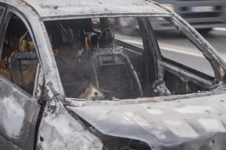 DRAMATIČNI PRIZORI NA AUTOCESTI: Automobil koji se ispriječio drugima na kolniku progutali plameni jezici