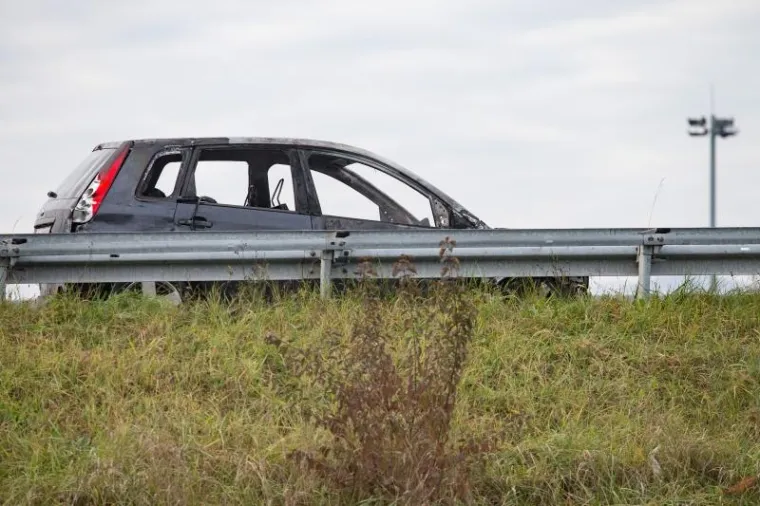 DRAMATIČNI PRIZORI NA AUTOCESTI: Automobil koji se ispriječio drugima na kolniku progutali plameni jezici