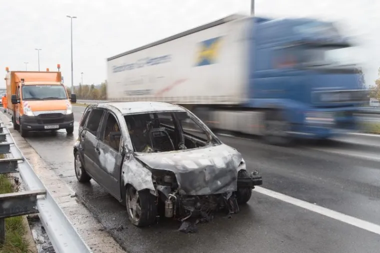 DRAMATIČNI PRIZORI NA AUTOCESTI: Automobil koji se ispriječio drugima na kolniku progutali plameni jezici