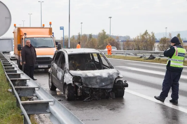 DRAMATIČNI PRIZORI NA AUTOCESTI: Automobil koji se ispriječio drugima na kolniku progutali plameni jezici
